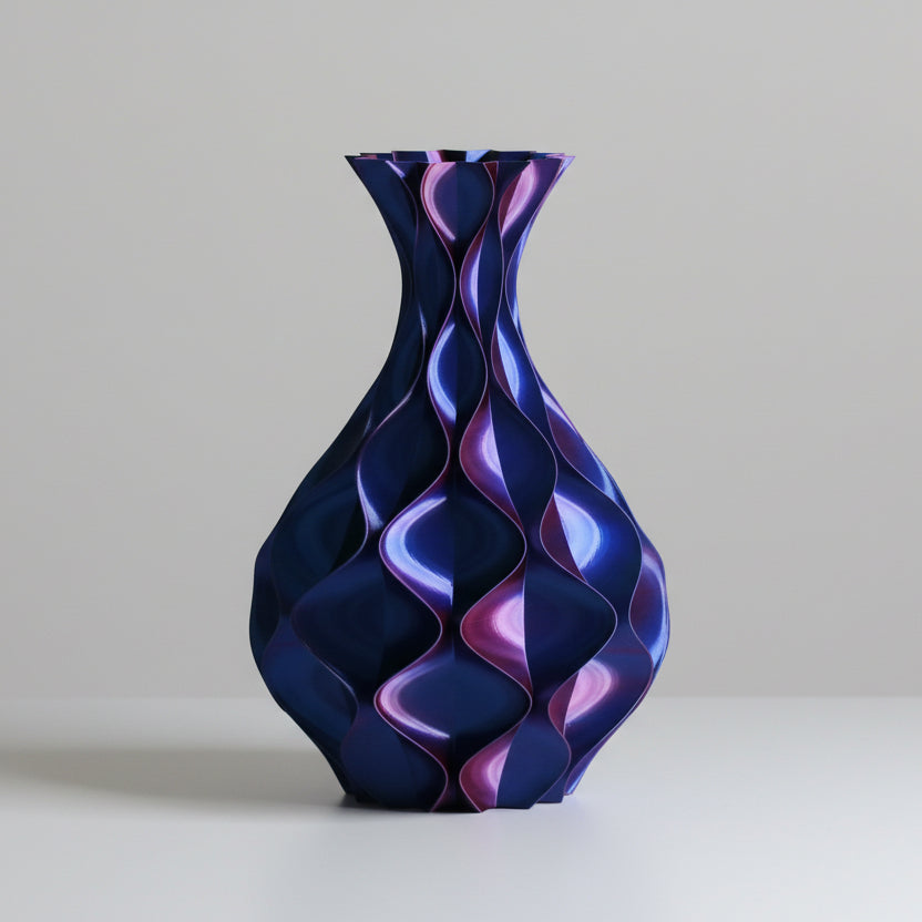 Schelp vaas in donkerblauw met paarse accenten – slanke 3D-geprinte sculptuurvaas met kleurverloop van Studio VormVezel