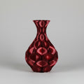 Schelp vaas in zwart en rood – slanke 3D-geprinte sculptuurvaas met dieptewerking en organisch schelppatroon van Studio VormVezel
