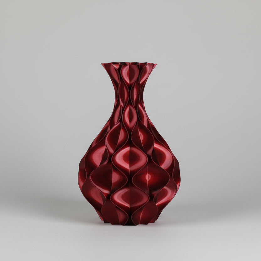Schelp vaas in zwart en rood – slanke 3D-geprinte sculptuurvaas met dieptewerking en organisch schelppatroon van Studio VormVezel