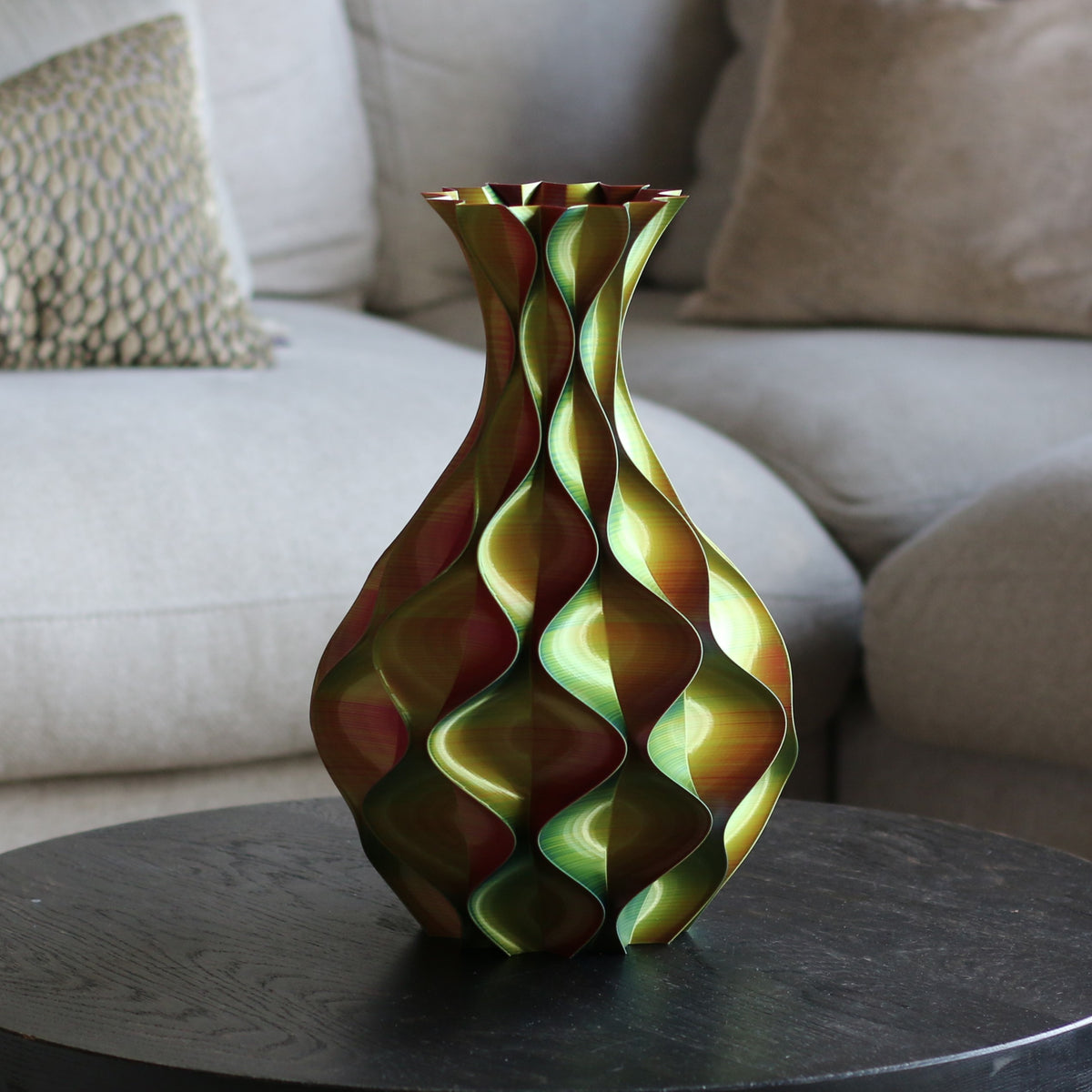 Geel-groene schelp vaas op bijzettafel – 3D-geprinte designvaas met iriserende kleurschakering van Studio VormVezel