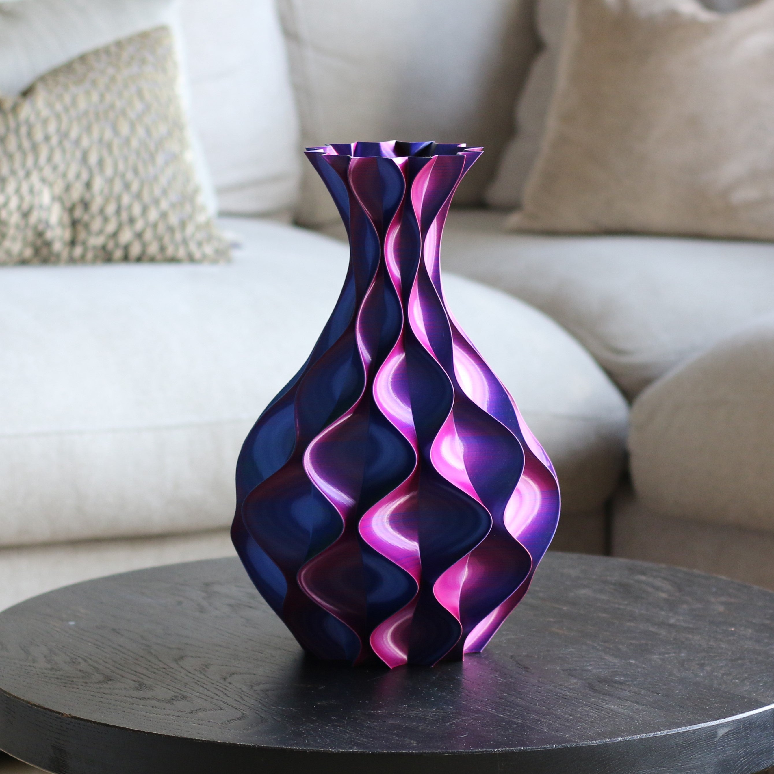 Blauw-roze schelp vaas op bijzettafel – 3D-geprinte sculptuurvaas met golvend kleurverloop van Studio VormVezel