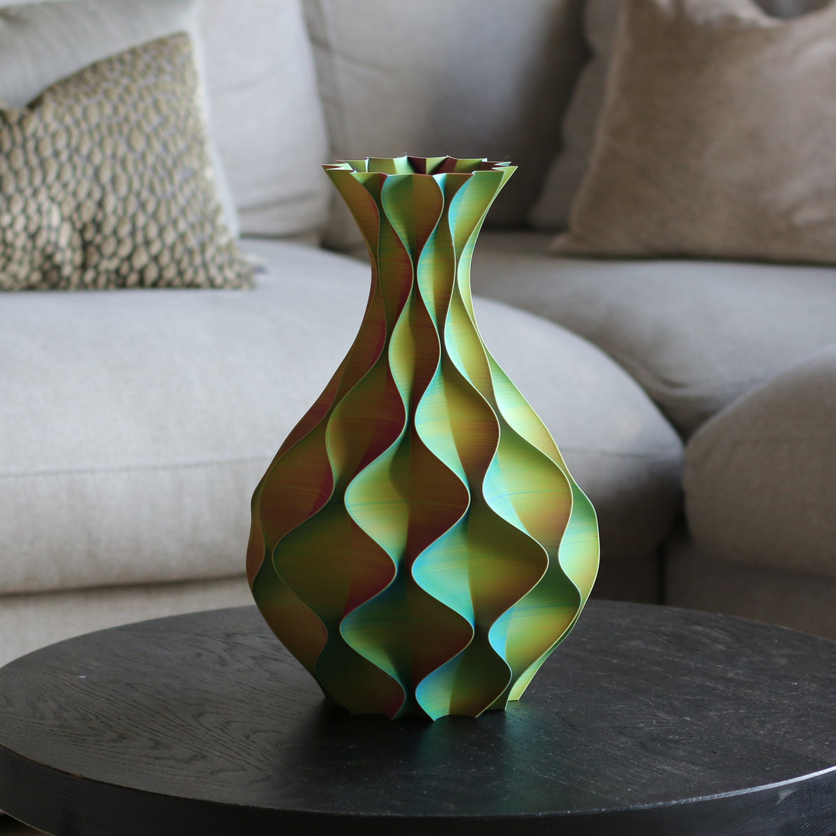 Geel-groene schelp vaas op bijzettafel in woonkamer – 3D-geprinte designvaas met iriserende kleurschakeringen van Studio VormVezel
