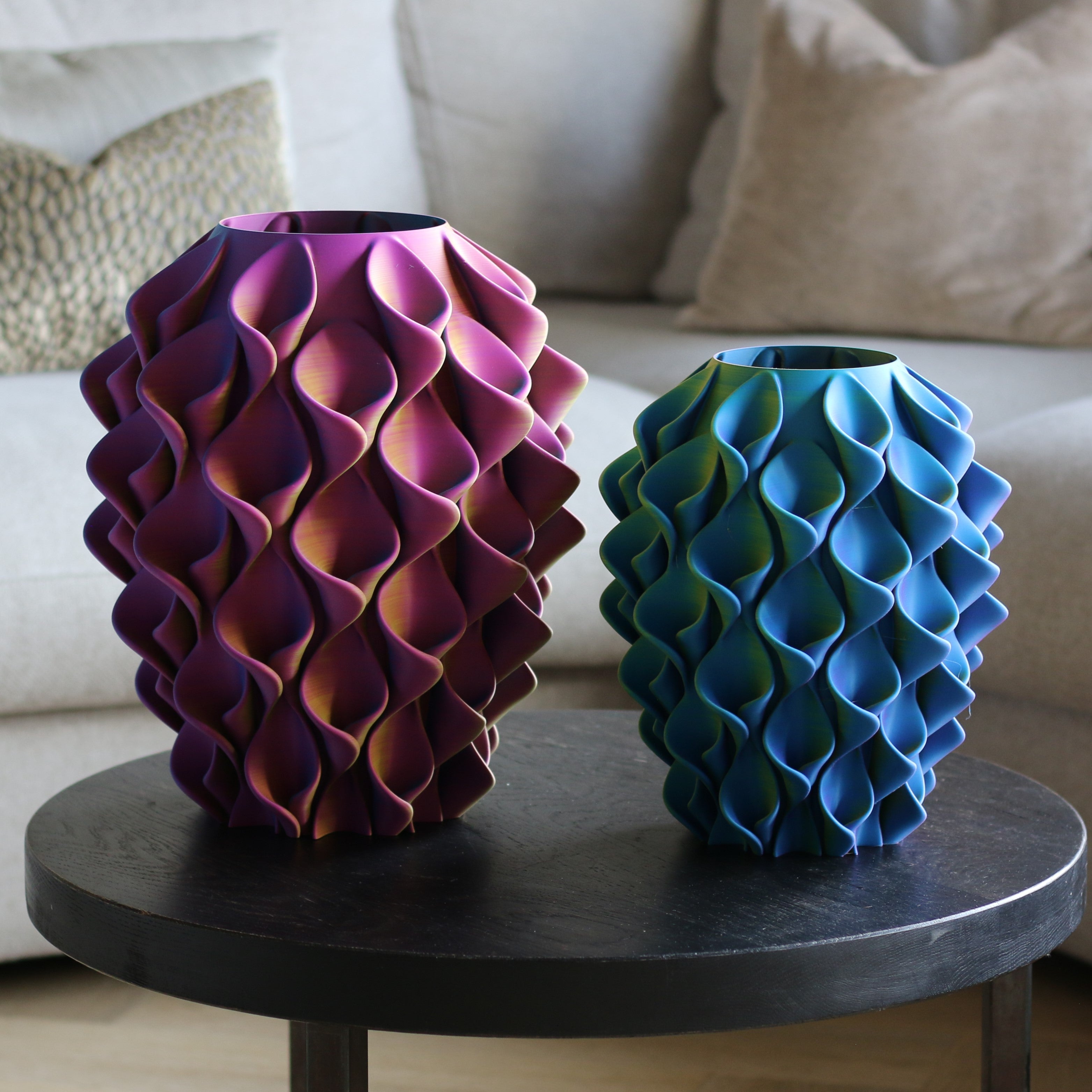 Paars-gele en blauw-groene coral vaas naast elkaar op bijzettafel – 3D-geprinte designvazen met coralpatroon van Studio VormVezel