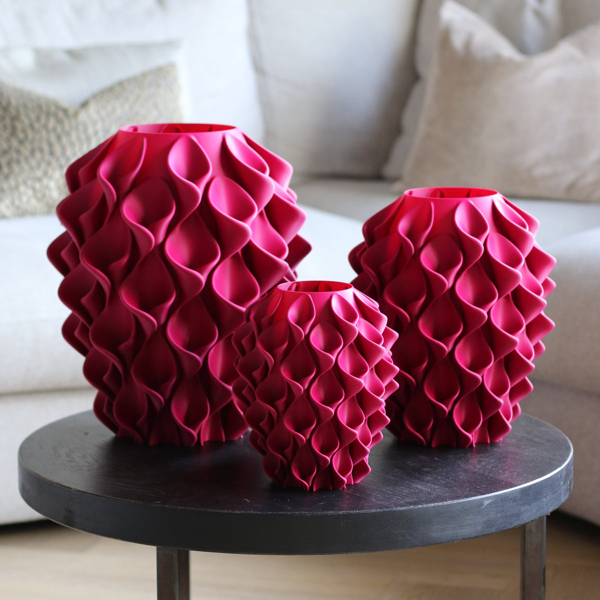 Drie pruimrode coral vazen in verschillende maten op bijzettafel – 3D-geprinte designvazen van Studio VormVezel