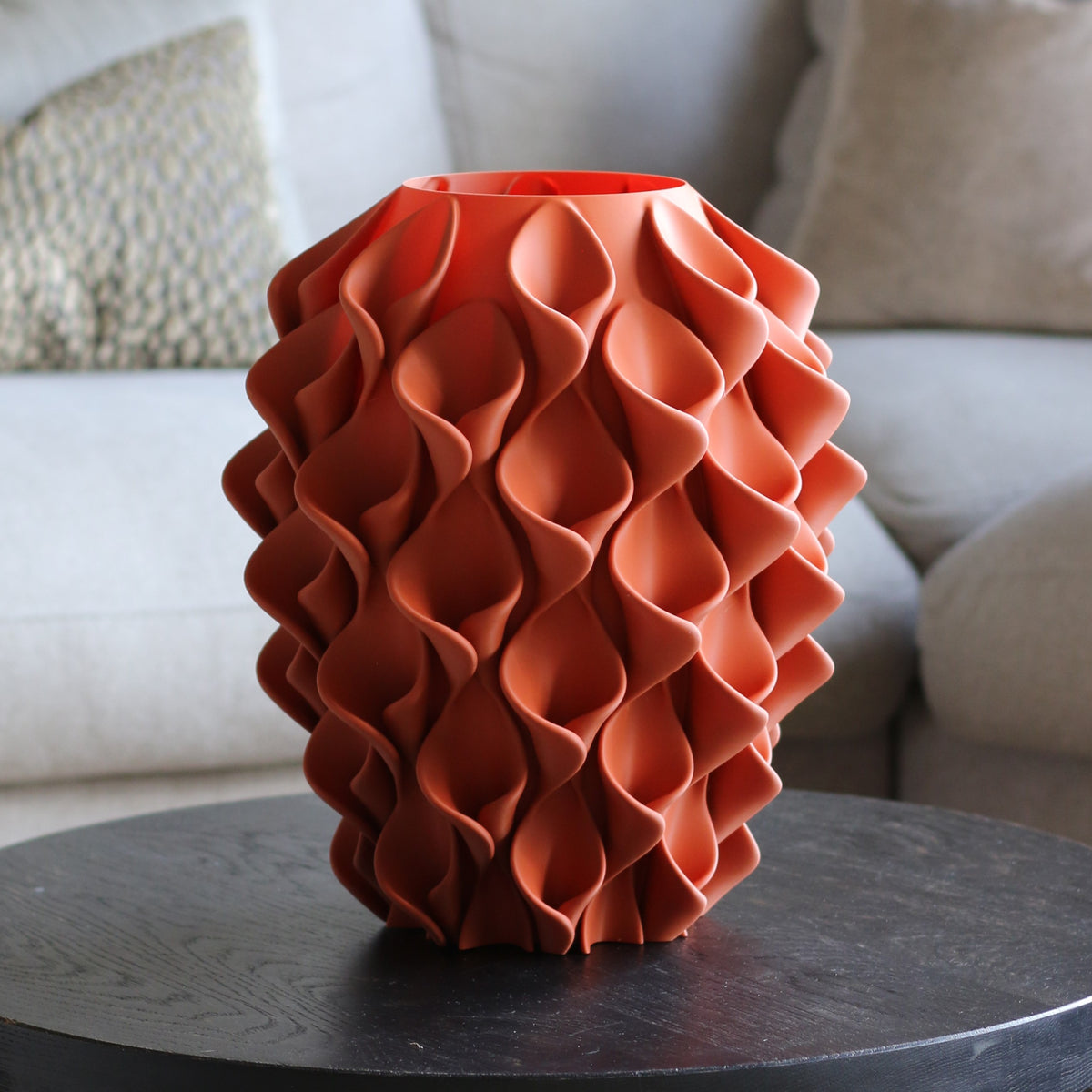 Terracotta coral vaas op bijzettafel in woonkamer – 3D-geprinte designvaas van Studio VormVezel