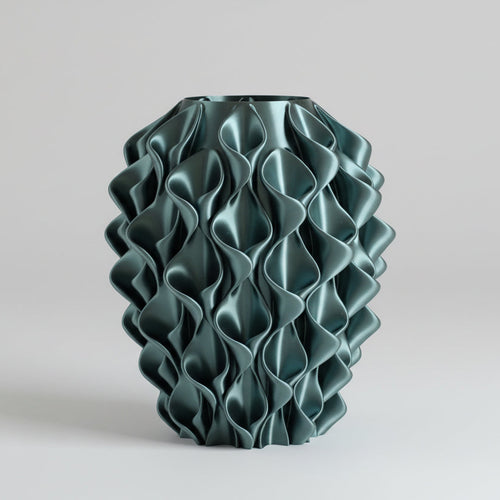 Coral vaas in donkergroen – 3D-geprint designobject met golvend coralpatroon, gerecycled PLA kunststof van Studio VormVezel
