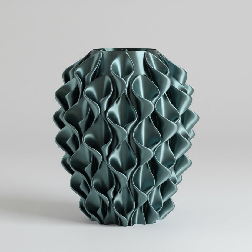 Coral vaas in donkergroen – 3D-geprint designobject met golvend coralpatroon, gerecycled PLA kunststof van Studio VormVezel