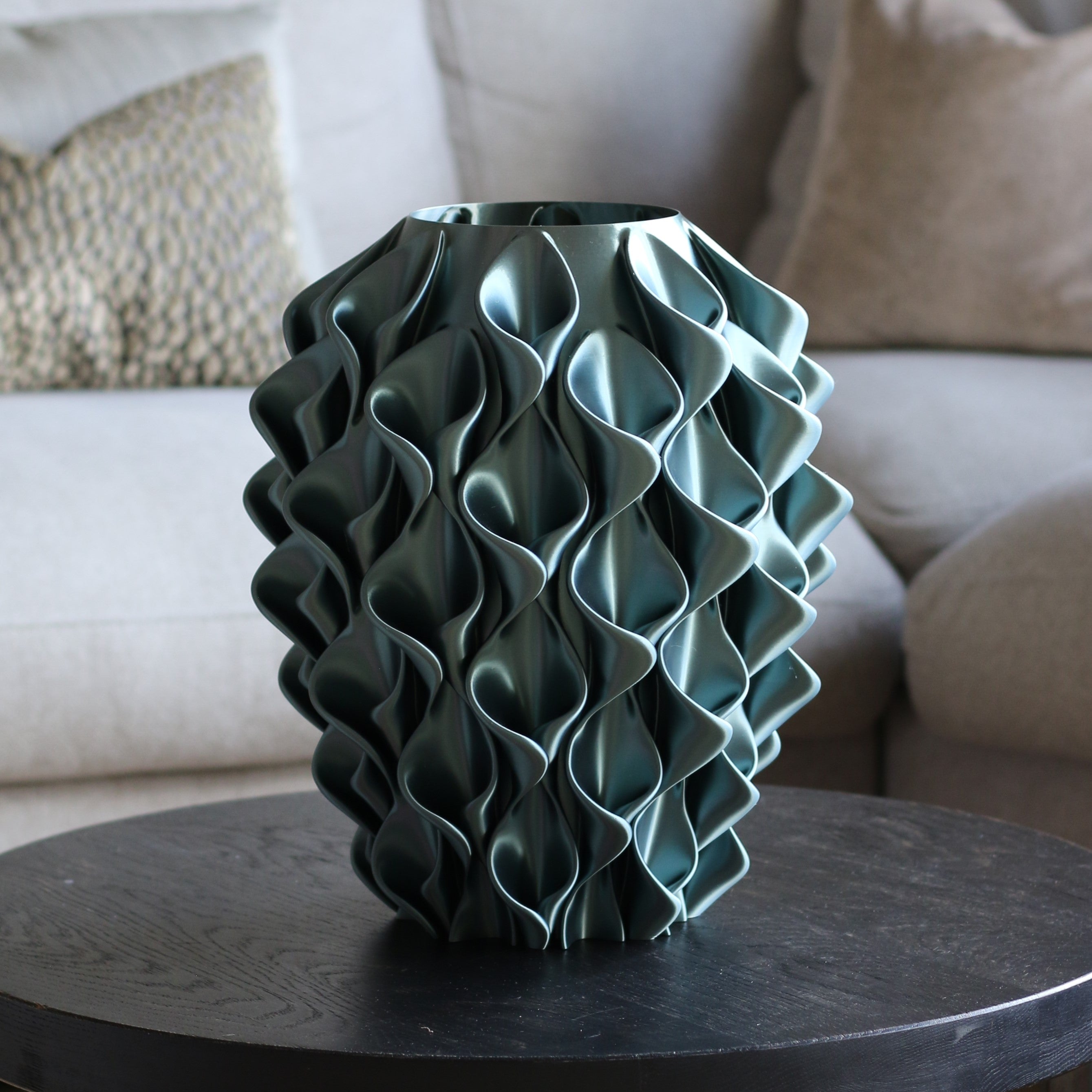 Donkergroene coral vaas op bijzettafel in woonkamer – 3D-geprinte designvaas van Studio VormVezel