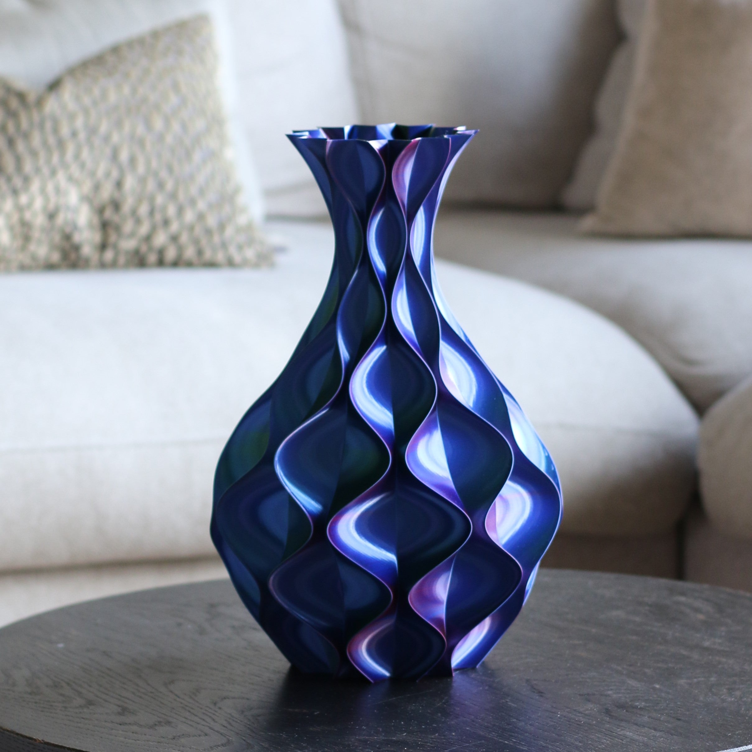 Donkerblauwe schelp vaas met paarse gloed op bijzettafel – 3D-geprinte sculptuurvaas van Studio VormVezel