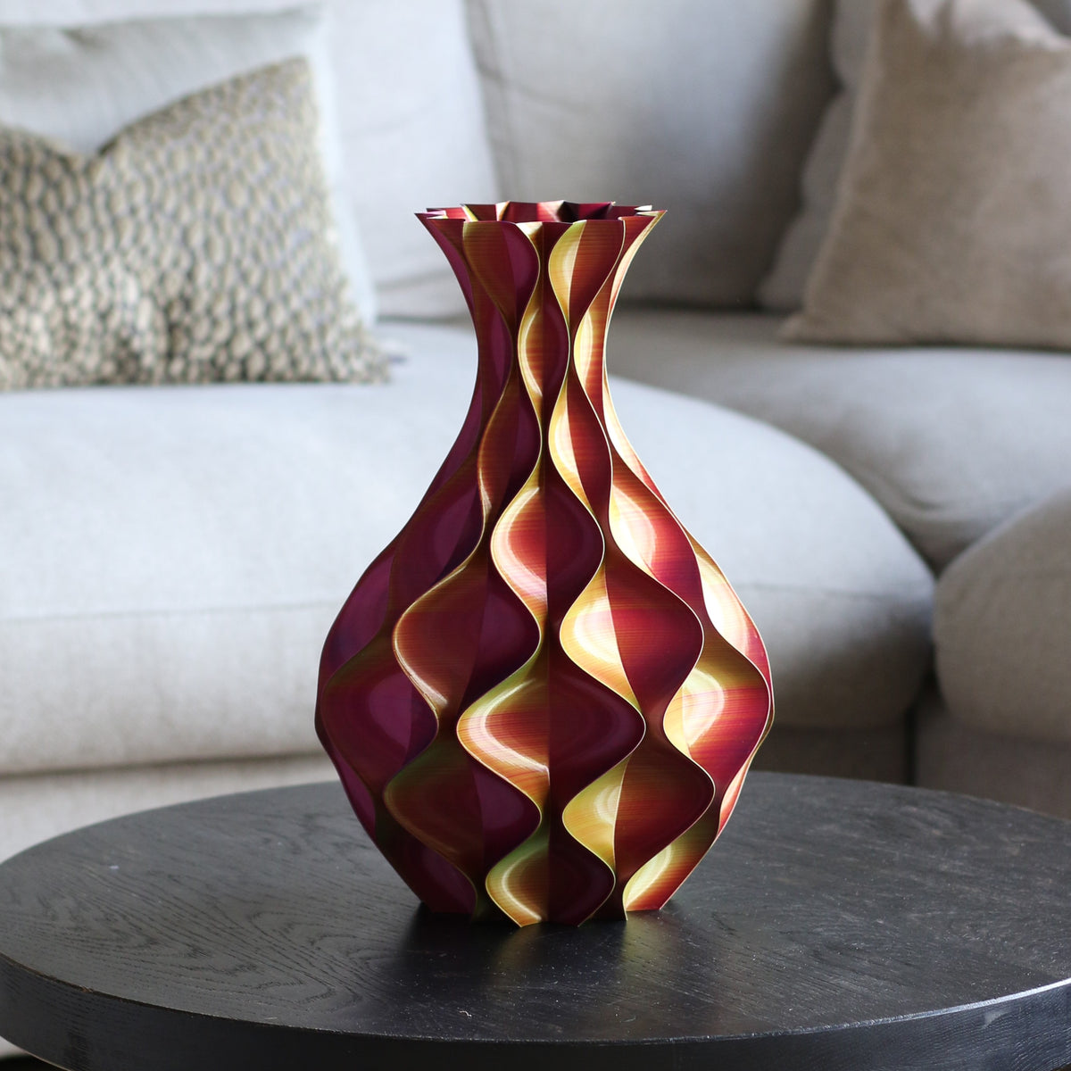 Rood-gouden schelp vaas op bijzettafel – 3D-geprinte designvaas met kleurverloop van Studio VormVezel