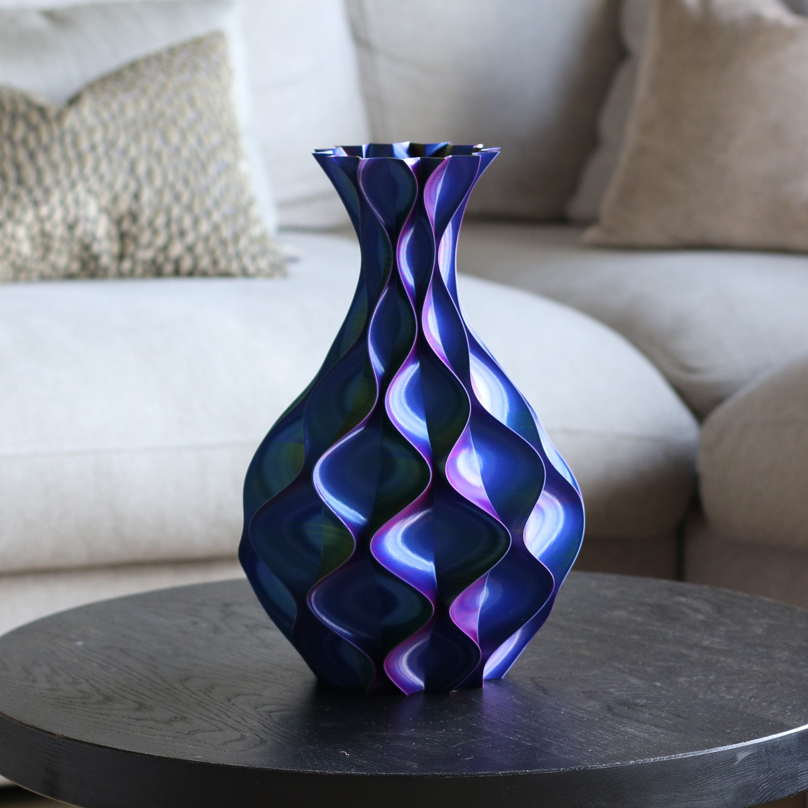 Blauw-paarse schelp vaas op bijzettafel in woonkamer – 3D-geprinte sculptuurvaas van Studio VormVezel