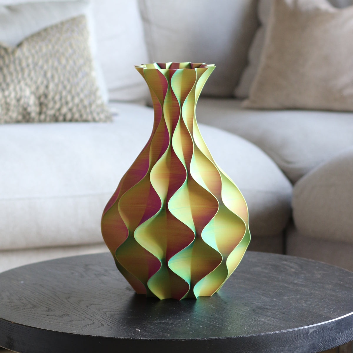 Geel-groene kant van de schelp vaas op zwarte bijzettafel – 3D-geprinte sculptuurvaas met kleurverloop van Studio VormVezel