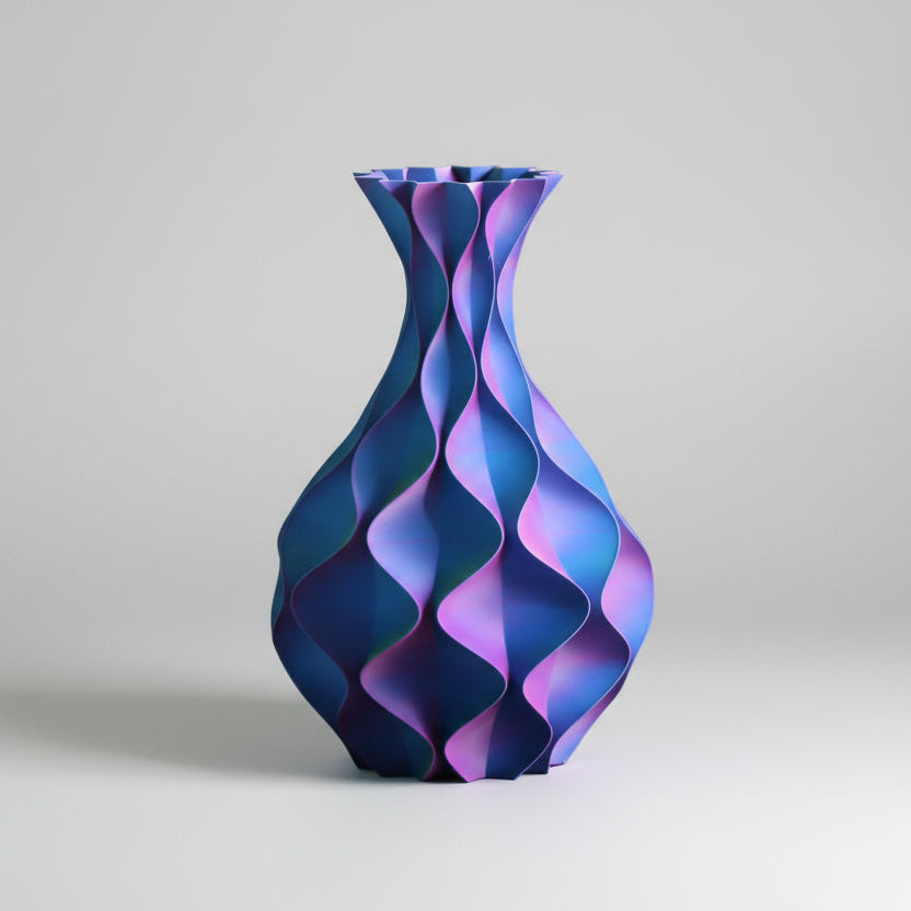 Schelp vaas in blauw, paars en geel matte kleuren – slanke 3D-geprinte sculptuurvaas met golvend schelppatroon en kleurverloop van Studio VormVezel
