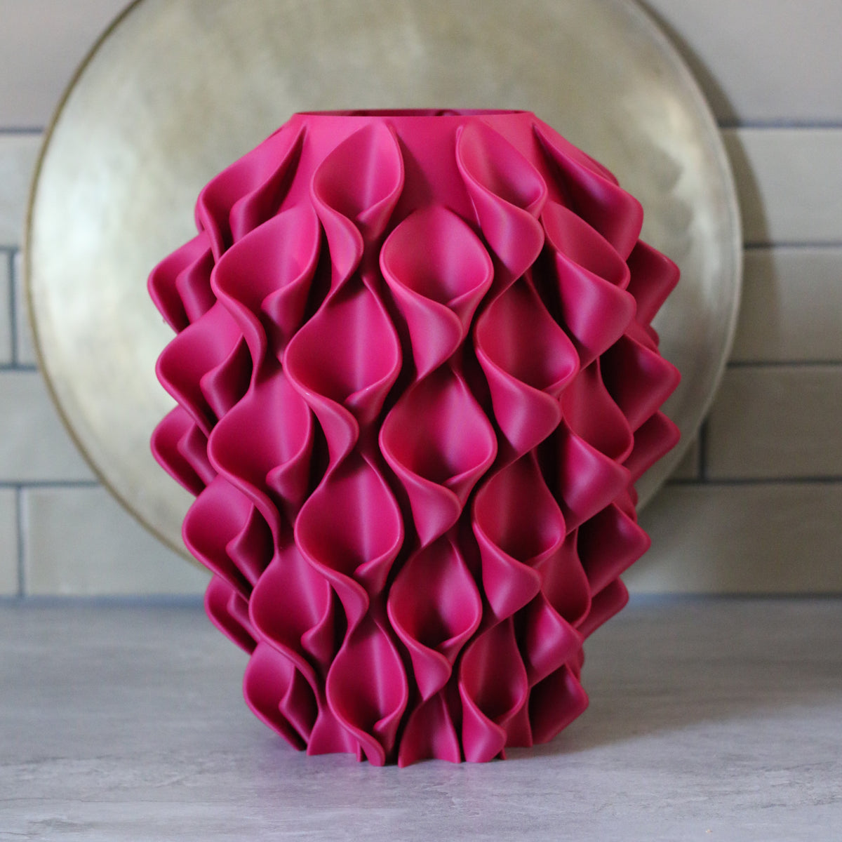 Pruimrode coral vaas voor gouden schaal op stenen ondergrond – 3D-geprinte designvaas van Studio VormVezel