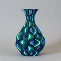 Schelp vaas in blauw en groen kleurverloop – 3D-geprinte sculptuurvaas met golvend schelppatroon en metallic glans van Studio VormVezel