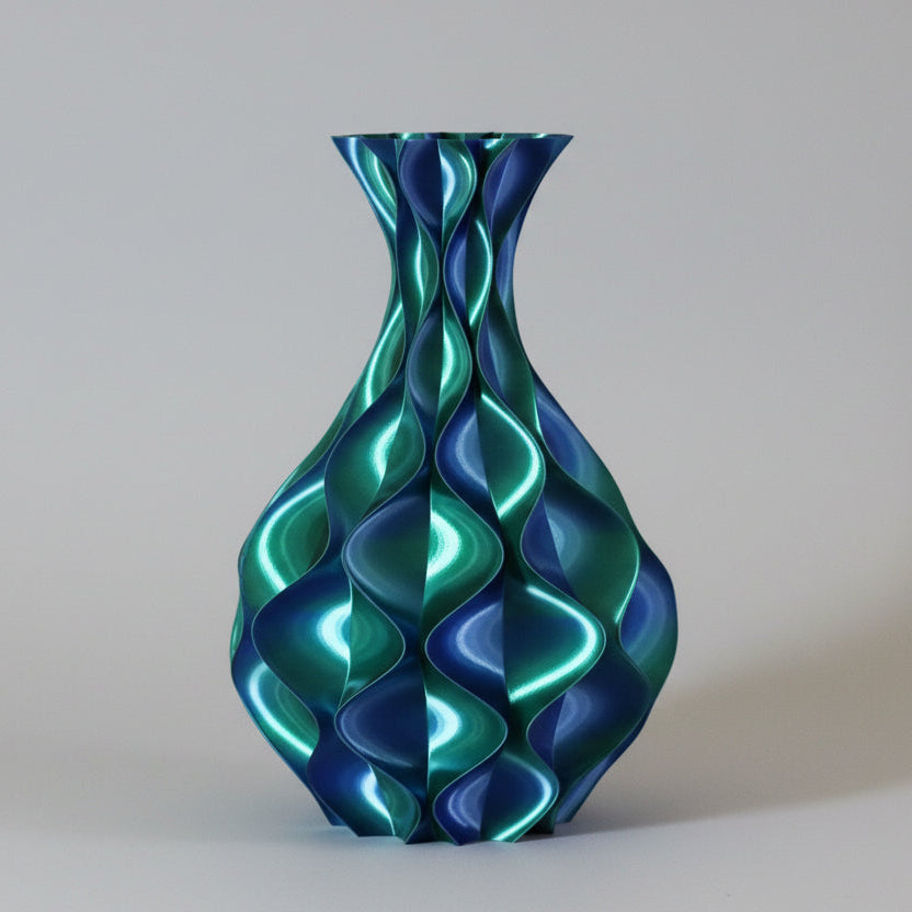 Schelp vaas in blauw en groen kleurverloop – 3D-geprinte sculptuurvaas met golvend schelppatroon en metallic glans van Studio VormVezel