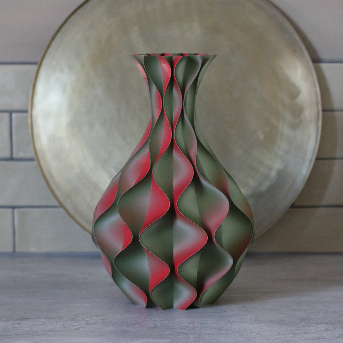 Schelp vaas in rood-groene tinten voor een gouden schaal – 3D-geprinte sculptuurvaas met diepteeffect van Studio VormVezel