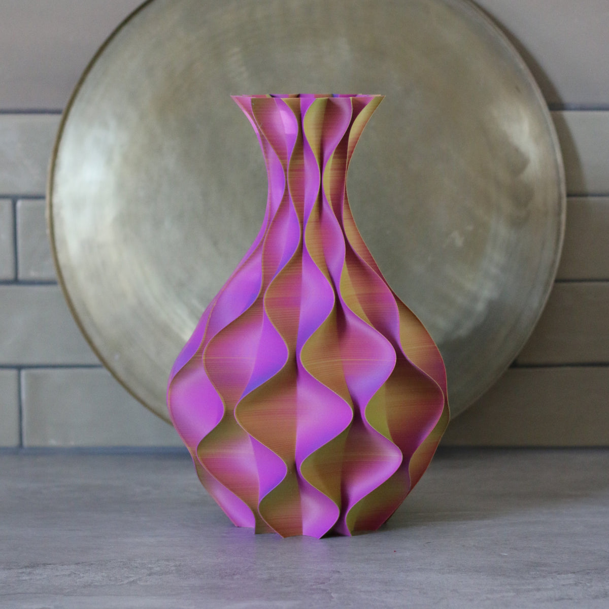 Roze-gouden schelp vaas voor een gouden schaal – 3D-geprinte sculptuurvaas met dieptewerking en kleurverloop van Studio VormVezel