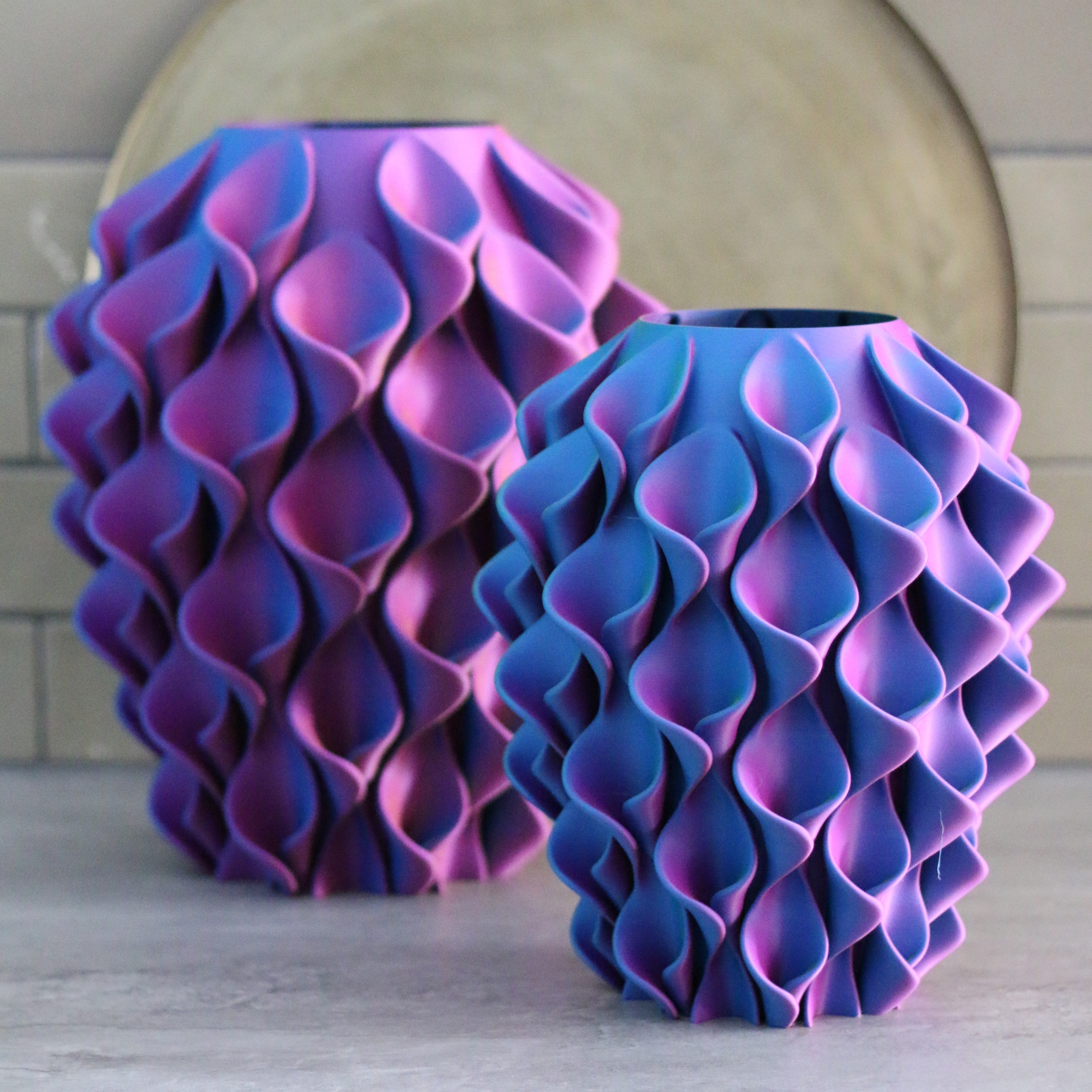 Roze en blauwe coral vaaz naast elkaar voor gouden schaal – 3D-geprinte designvazen met kleurverloop van Studio VormVezel
