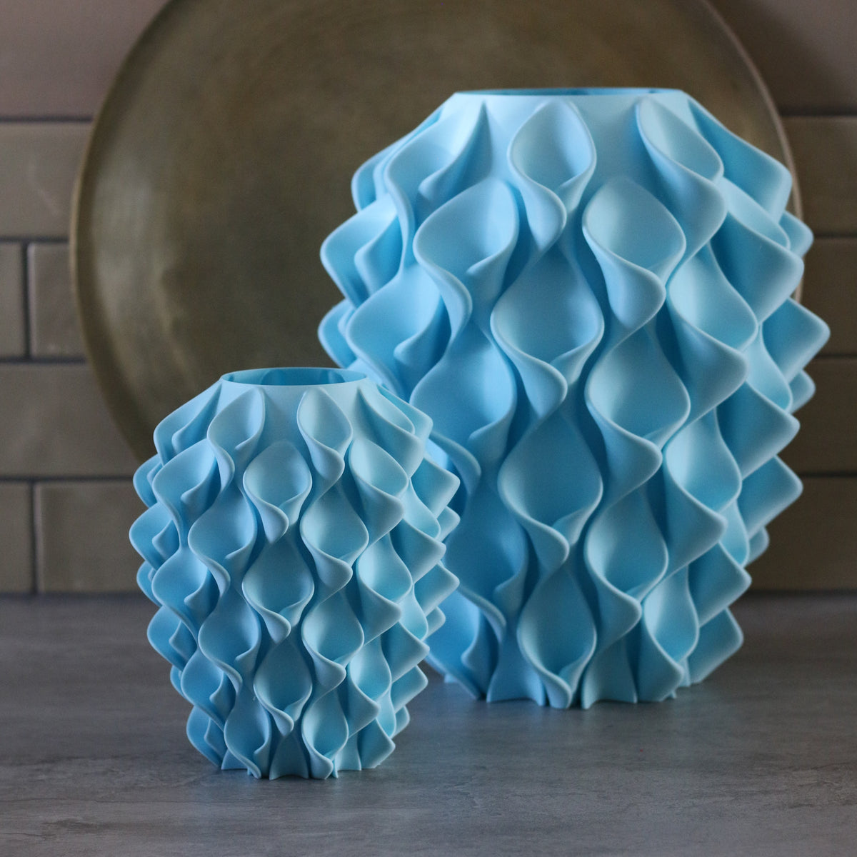 Twee mint groene coral vazen in verschillende maten voor een gouden schaal – 3D-geprinte designvazen met coralpatroon van Studio VormVezel