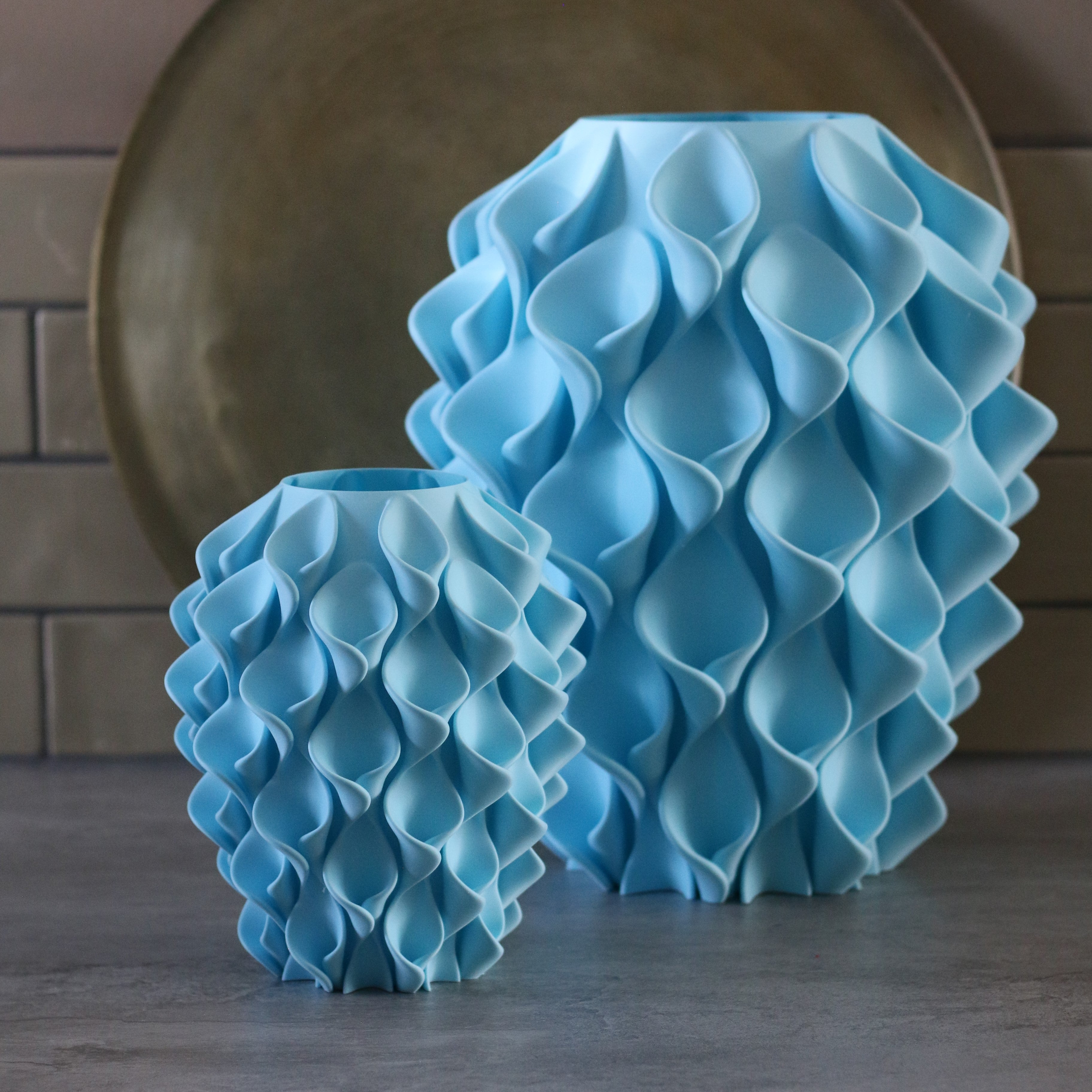 Twee mint groene coral vazen in verschillende maten voor een gouden schaal – 3D-geprinte designvazen met coralpatroon van Studio VormVezel