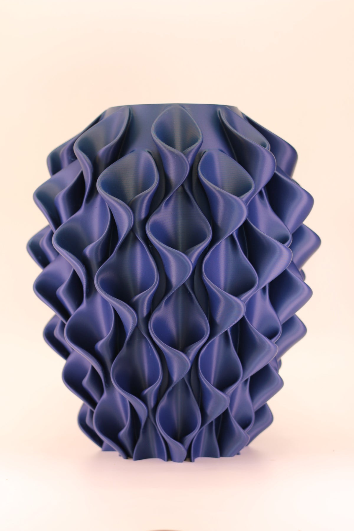 Coral vaas Donker Blauw in mat marineblauw, vrijstaand op een witte achtergrond