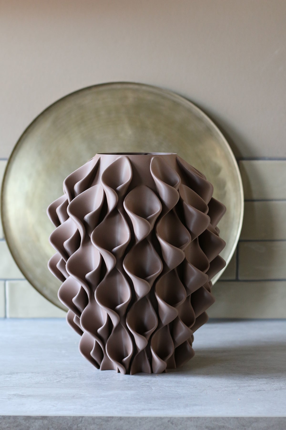 Lichtbruine coral vaas op stenen ondergrond voor gouden schaal – 3D-geprinte designvaas van Studio VormVezel