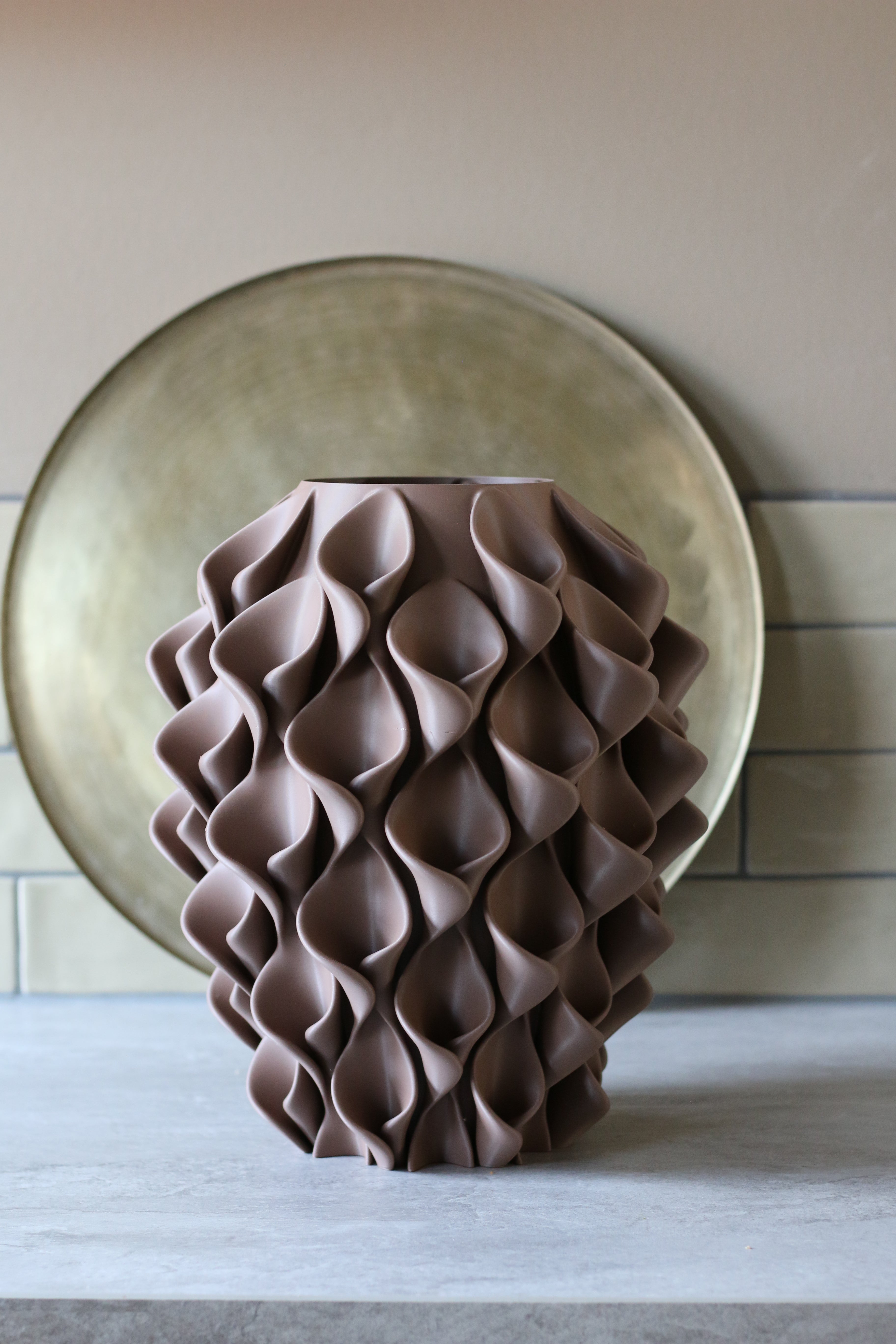 Lichtbruine coral vaas op stenen ondergrond voor gouden schaal – 3D-geprinte designvaas van Studio VormVezel