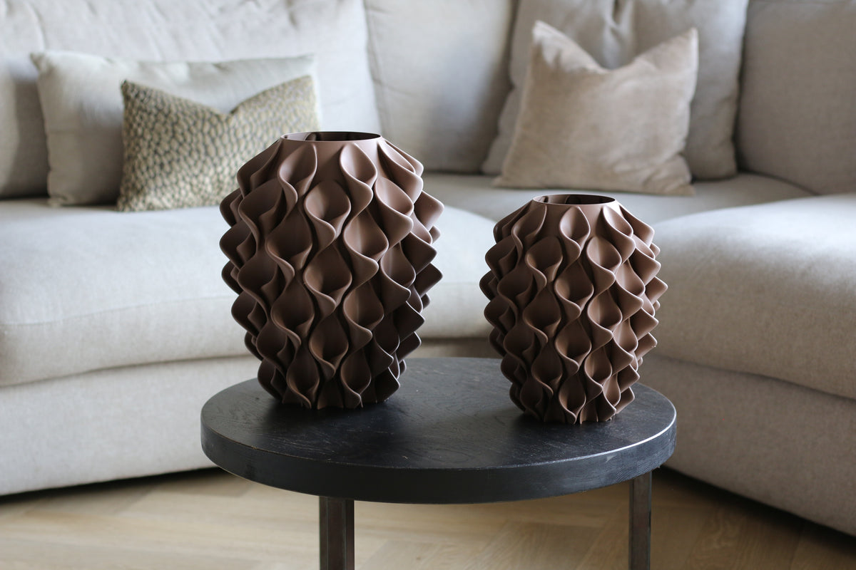Lichtbruine coral vazen in twee maten op bijzettafel in woonkamer – 3D-geprinte designvazen van Studio VormVezel