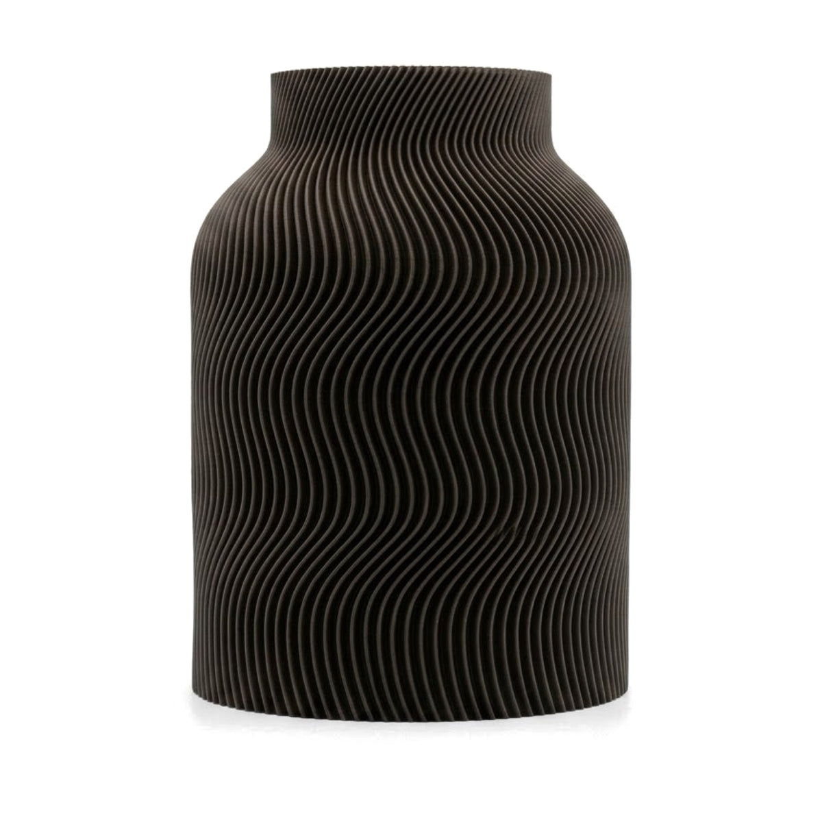 Wavy Vaas Donkerbruin op witte achtergrond – 3D-geprint designobject van Studio VormVezel