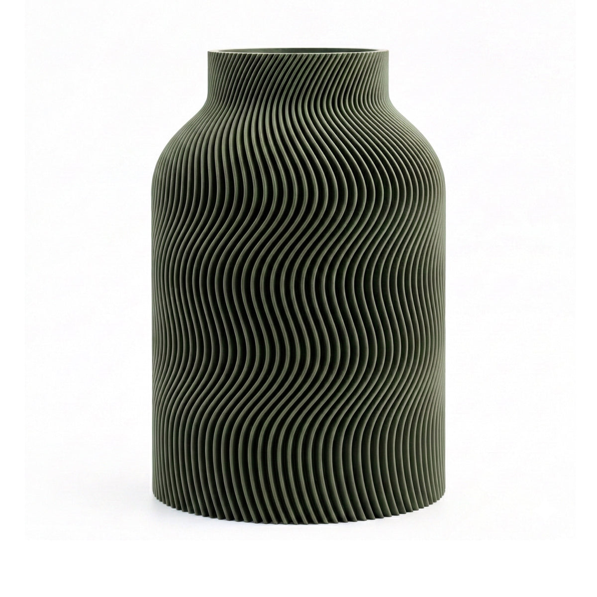 Wavy vaas Olijfgroen op witte achtergrond – 3D-geprint designobject van Studio VormVezel